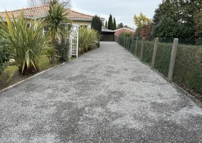 allée en gravillion sur nid d'abeille