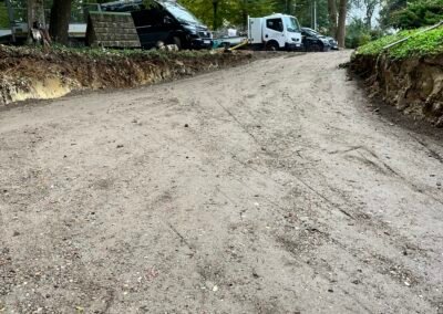 terrassement d'une descente de garage en grave ciment