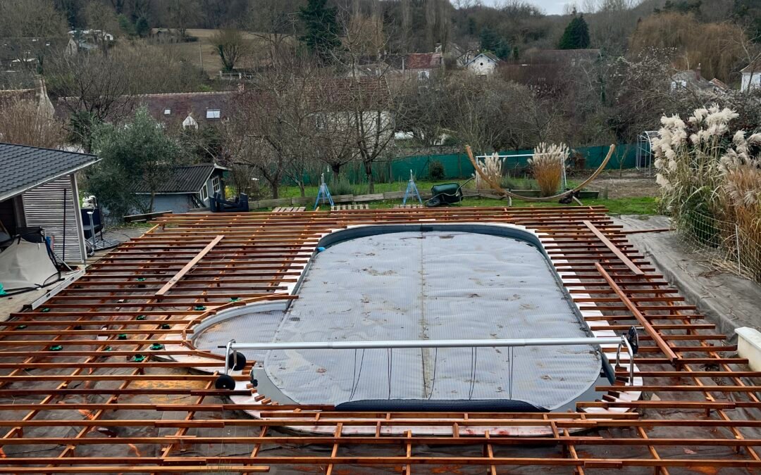Terrasse bois et composite autour de piscine à Reims réalisée par Woodpecker Paysage