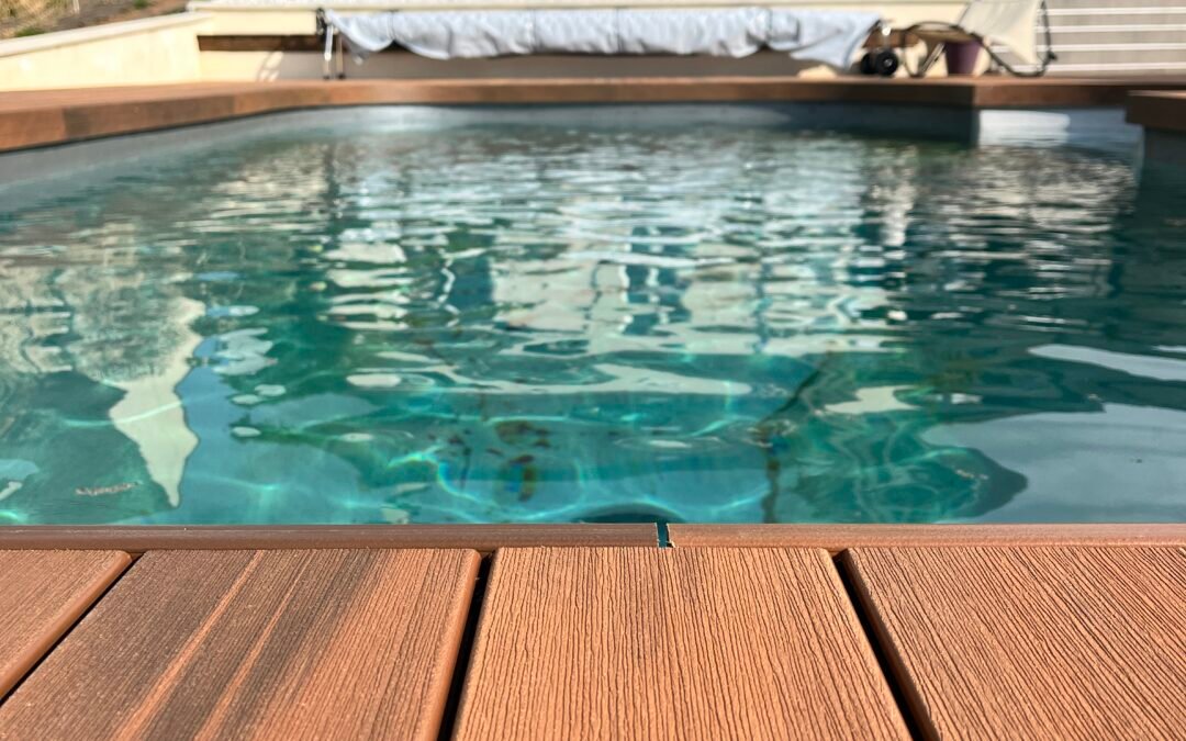 Terrasse composite Silvadec Nuances Ipé imitation bois exotique réalisée en Seine-et-Marne par Woodpecker Paysage