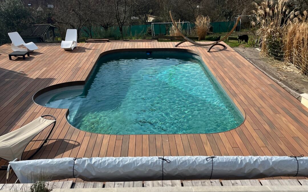 Terrasse bois autour d’une piscine en Seine-et-Marne réalisée par un paysagiste à Coulommiers et Meaux