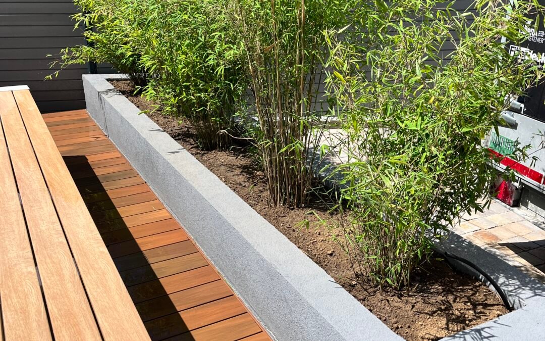 Terrasse composite Silvadec Nuances Ipé réalisée à Serris en Seine-et-Marne par Woodpecker Paysage