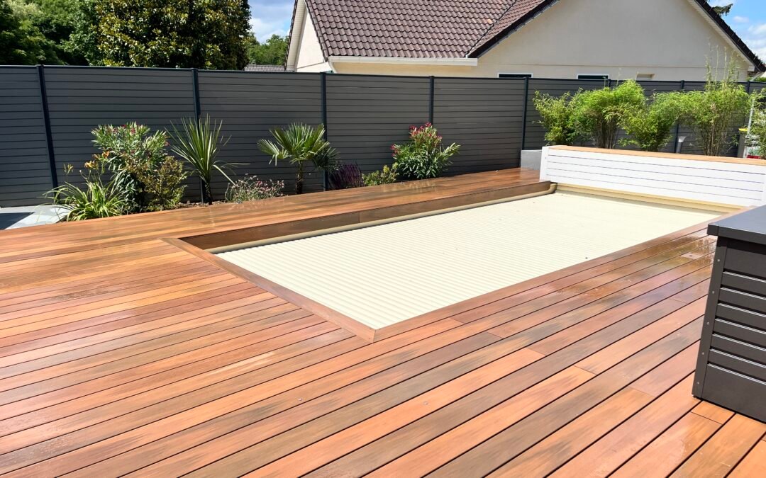 Terrasse composite Silvadec Nuances Ipé réalisée par Woodpecker Paysage en Seine-et-Marne