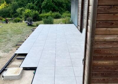 Terrasse bois à Coulommiers en Seine-et-Marne réalisée par un paysagiste local