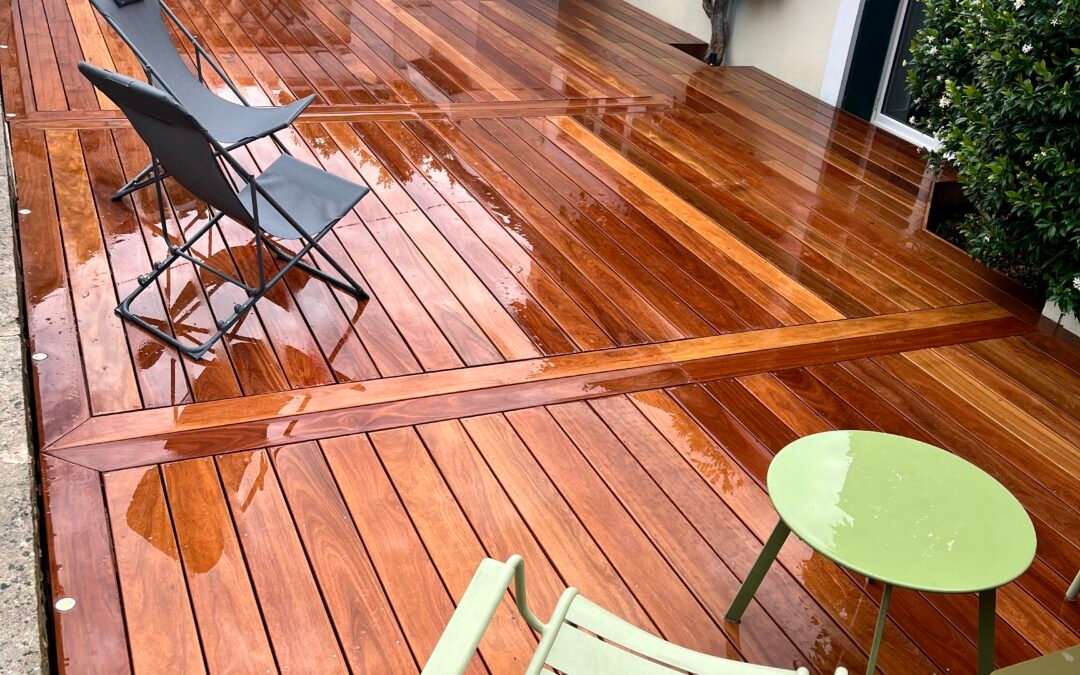 Pose de terrasse en Seine-et-Marne (77) : bois exotique, composite premium et céramique sur plots. Étude terrain, structure renforcée, finitions haut de gamme. Devis rapide.