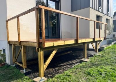 Platelage bois exotique sur terrasse pilotis en Seine-et-Marne