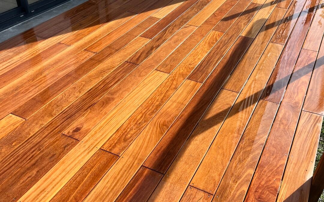 Terrasse bois sur pilotis en Seine-et-Marne réalisée par Woodpecker Paysage