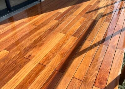 Terrasse bois sur pilotis en Seine-et-Marne réalisée par Woodpecker Paysage