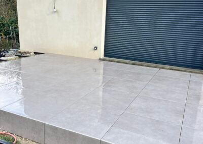 Terrasse en grès cérame sur structure aluminium et plots PVC