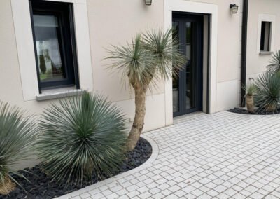 Allée pavée carrossable réalisée par Woodpecker Paysage en Seine-et-Marne pour une entrée de maison durable