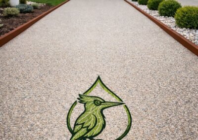 Allée de parking en moquette de pierre devant maison contemporaine en Seine-et-Marne 77 avec bordures en acier corten Woodpecker Paysagiste