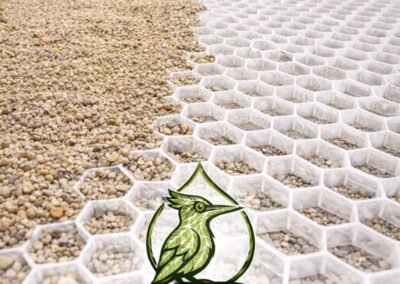 Pose de gravier dans dalles nid d’abeille pour allée carrossable par paysagiste en Seine-et-Marne