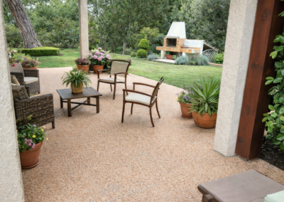 Terrasse en résine drainante moquette de pierre en Seine-et-Marne réalisée par Woodpecker Paysage