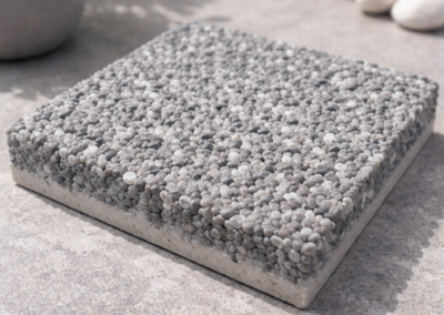 Échantillon de moquette de pierre gris souris en granulats de marbre et résine drainante en Seine-et-Marne 77