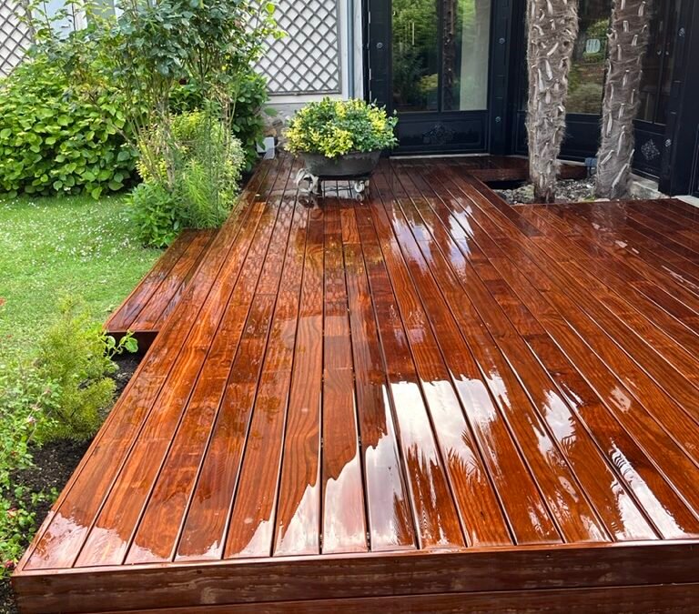 Lames de terrasse en bois Kebony gris argenté posées autour d'une piscine à Bezannes par Woodpecker Paysage.
