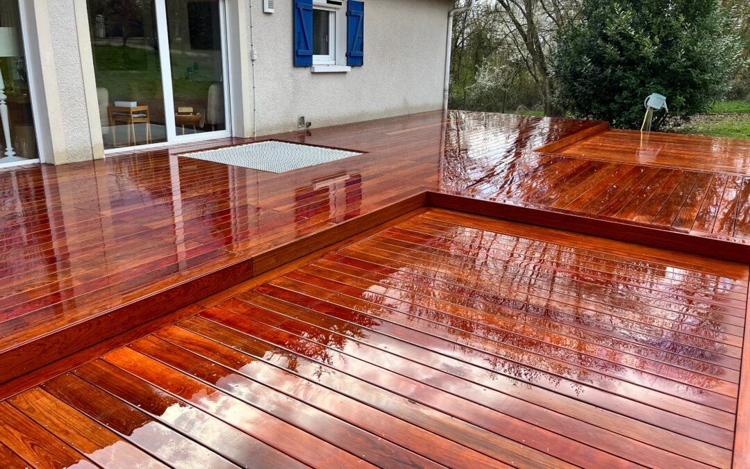 Création d'une terrasse en bois composite avec aménagement paysager par l'entreprise Woodpecker dans le 77.