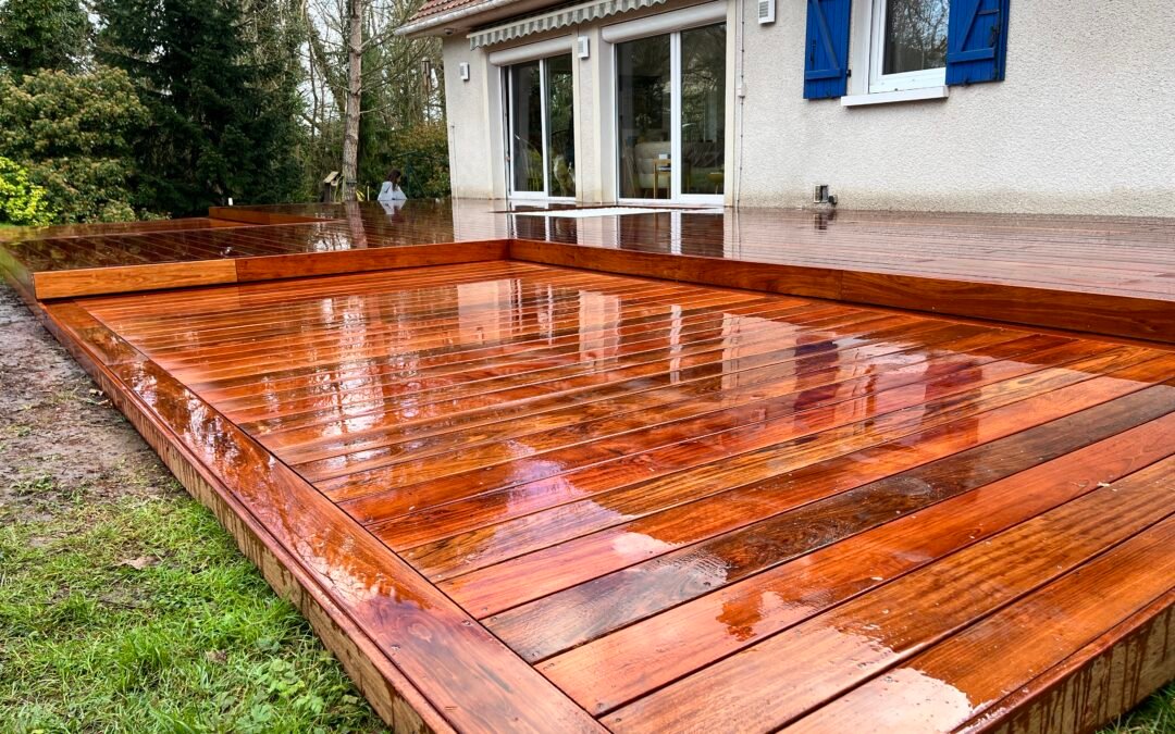 Détail de lames de terrasse en bois exotique Ipé posées à Lésigny par Woodpecker Paysage, près d'une piscine.