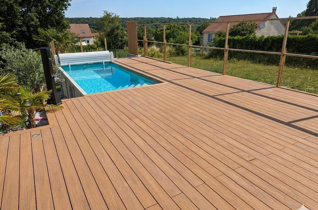 Paysagiste spécialiste installant la structure d'une terrasse composite Silvadec à Épernay.