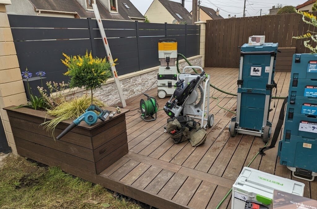 Outillage professionnel Festool et Makita pour la réalisation d'une terrasse en bambou Moso à Massy (Essonne).