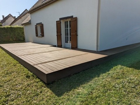Réalisation d'une terrasse en bois exotique Cumaru par Woodpecker Paysage à Châlons-en-Champagne.