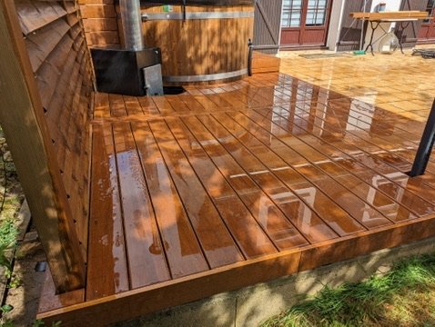Création d'une terrasse en bois naturel haut de gamme par Woodpecker Paysage à Épernay (51200).