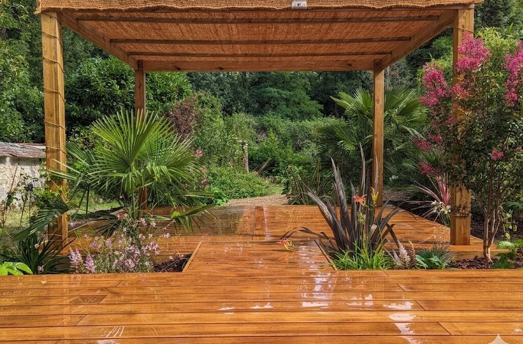 Terrasse en bambou thermo-densifié Dasso posée avec fixations invisibles dans une propriété à Saint-Maur (Val-de-Marne).