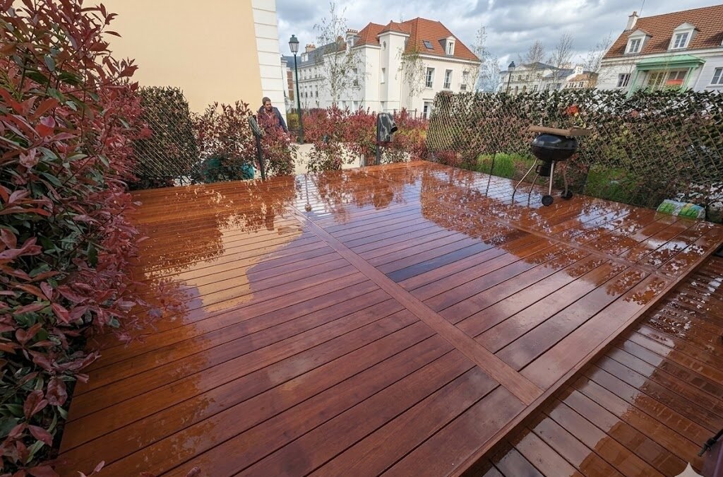 Terrasse en bambou écologique installée par Woodpecker Paysage dans un jardin paysager à Fontainebleau.