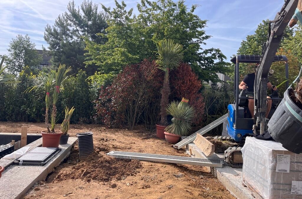 Artisan paysagiste de Woodpecker finalisant une création de jardin sur-mesure de A à Z avec terrasse, massifs végétaux et gazon en rouleau au Val d'Europe près de Chessy (77).
