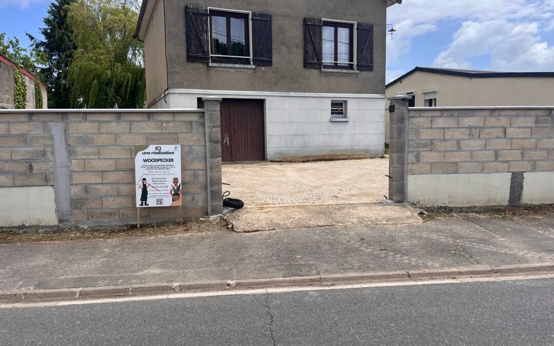 Aménagement d'une allée carrossable propre et moderne combinant pavage et gravier stabilisé pour l'entrée d'une maison en Seine-et-Marne, réalisé par Woodpecker Paysage.